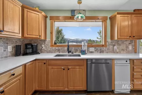 Kitchen - 115 Par Dr, Cascade, ID 83611 photo 3 of 4