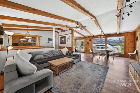 Living - 115 Par Dr, Cascade, ID 83611 photo 4 of 5