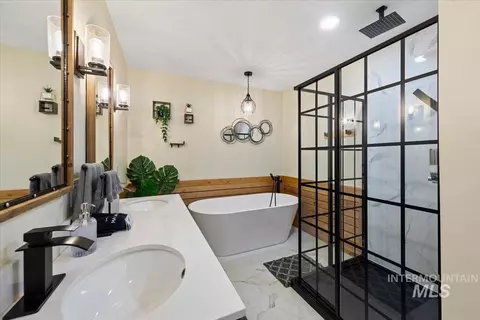Bath - 115 Par Dr, Cascade, ID 83611 photo 1 of 5
