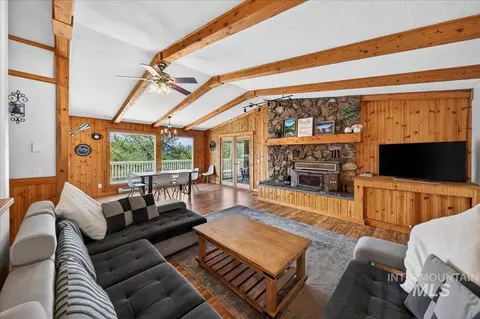 Living - 115 Par Dr, Cascade, ID 83611 photo 1 of 5