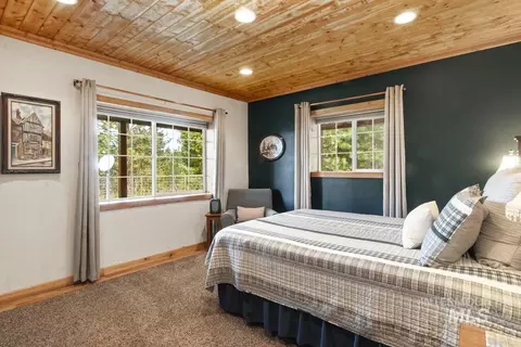 Bedroom - 10360 Gamann Dr, Cascade, ID 83611 photo 6 of 7