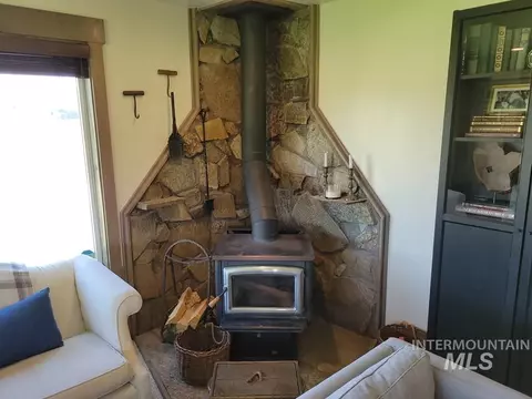 Living - 3133 Bacon Creek Rd, Cascade, ID 83611 photo 3 of 4