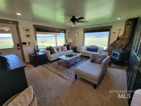 Living - 3133 Bacon Creek Rd, Cascade, ID 83611 photo 2 of 4