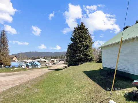 Exterior - 101 S Hillcrest Rd, Cascade, ID 83611 photo 2 of 9