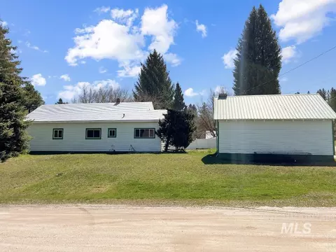 Exterior - 101 S Hillcrest Rd, Cascade, ID 83611 photo 3 of 9