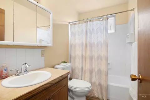 Bath - 1969 9th Ave E, Twin Falls, ID 83301 photo 1 of 2