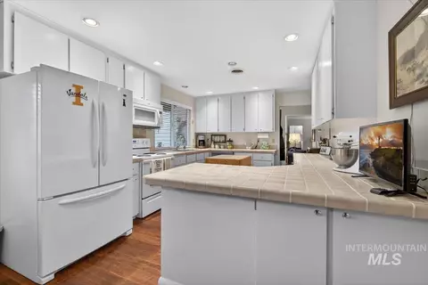 Kitchen - 832 W Hialeah Dr, Eagle, ID 83616 photo 1 of 4