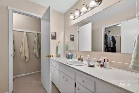 Bath - 832 W Hialeah Dr, Eagle, ID 83616 photo 1 of 3