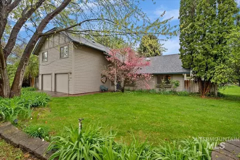 Exterior - 832 W Hialeah Dr, Eagle, ID 83616 photo 2 of 17