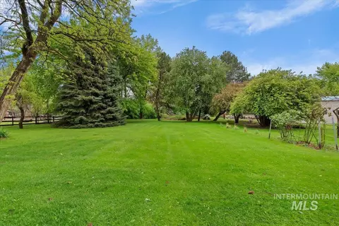 Exterior - 832 W Hialeah Dr, Eagle, ID 83616 photo 13 of 17