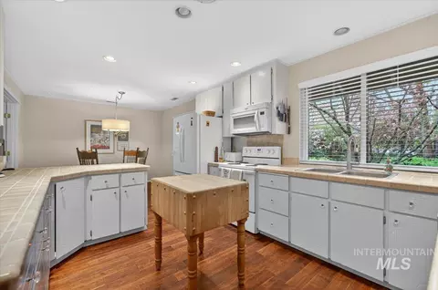 Kitchen - 832 W Hialeah Dr, Eagle, ID 83616 photo 3 of 4