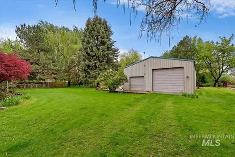 Exterior - 832 W Hialeah Dr, Eagle, ID 83616 photo 5 of 17