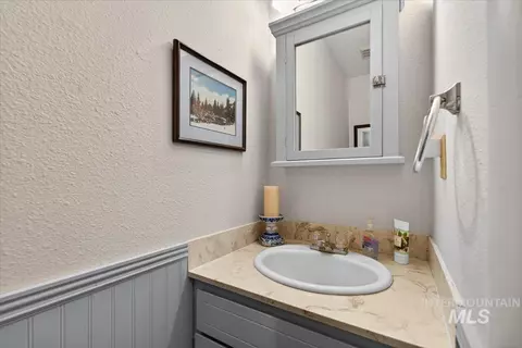 Bath - 832 W Hialeah Dr, Eagle, ID 83616 photo 3 of 3