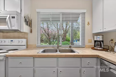 Kitchen - 832 W Hialeah Dr, Eagle, ID 83616 photo 4 of 4