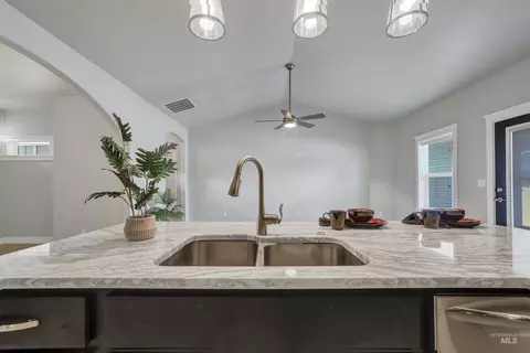 Kitchen - 1082 White Birch Ave, Twin Falls, ID 83301 photo 4 of 5