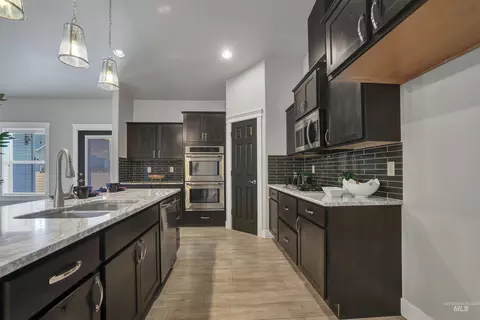Kitchen - 1082 White Birch Ave, Twin Falls, ID 83301 photo 3 of 5