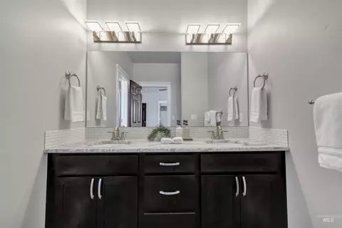 Bath - 1082 White Birch Ave, Twin Falls, ID 83301 photo 1 of 3