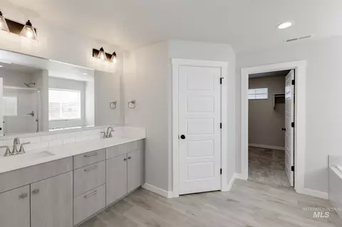 Bath - 8357 E Cool River Lp, Nampa, ID 83687 photo 3 of 4
