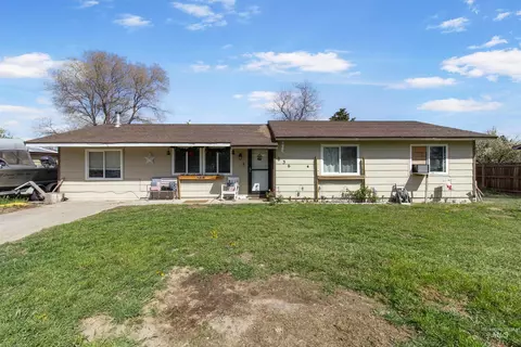 Exterior - 636 Main St N, Hansen, ID 83334 photo 2 of 11