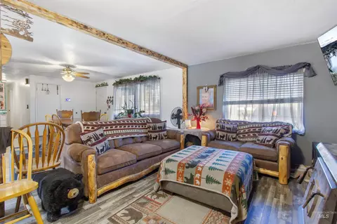Living - 636 Main St N, Hansen, ID 83334 photo 1 of 3