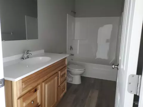 Bath - 569 W 7th Ave, Jerome, ID 83338 photo 3 of 3