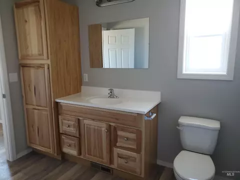Bath - 569 W 7th Ave, Jerome, ID 83338 photo 2 of 3