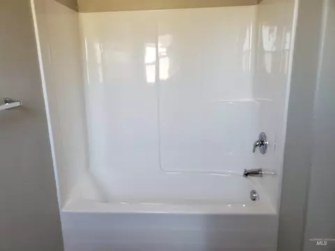 Bath - 569 W 7th Ave, Jerome, ID 83338 photo 1 of 3