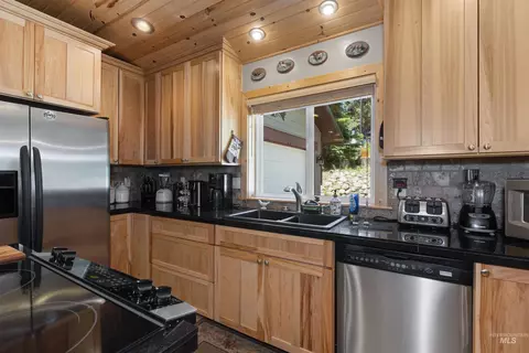 Kitchen - 1 Miller Ln, Cascade, ID 83611 photo 4 of 5