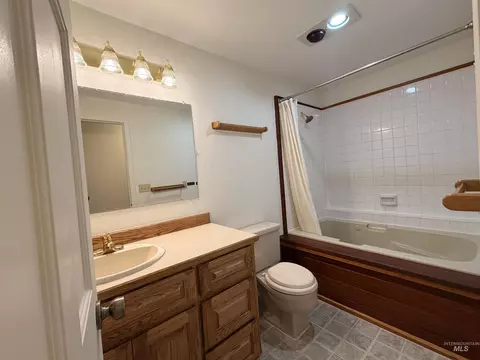 Bath - 1630 Davis Ave # 17, Mccall, ID 83638 photo 1 of 2