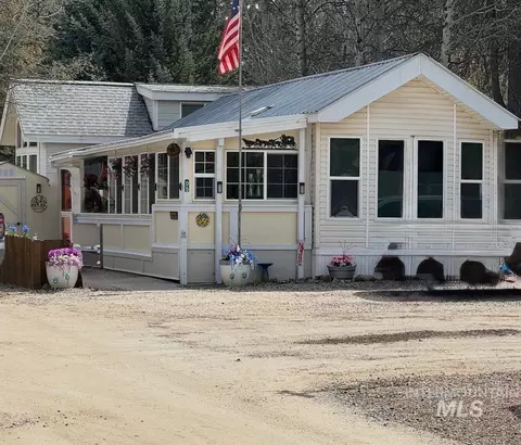 514 Sawyer St #D5, Cascade, ID 83611