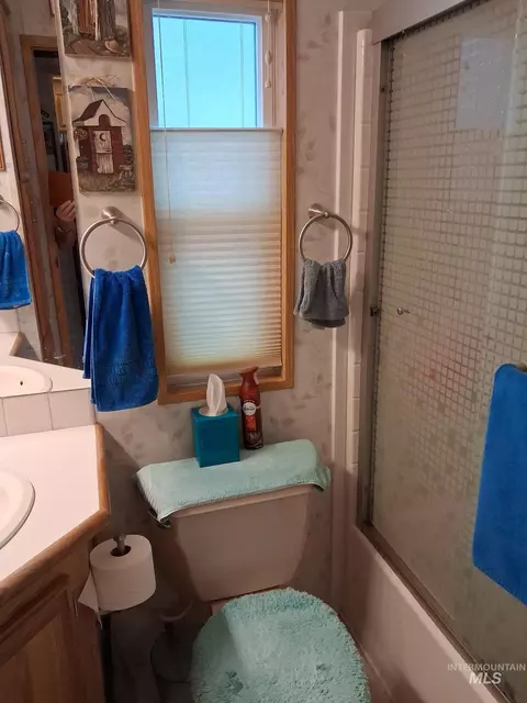 Bath - 5 D St, Cascade, ID 83611 photo 2 of 3