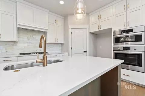 Kitchen - 6422 N Barholm Ln, Eagle, ID 83616 photo 5 of 7