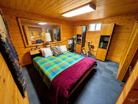 Bedroom - 11100 Bens Rd, Cascade, ID 83611 photo 1 of 4