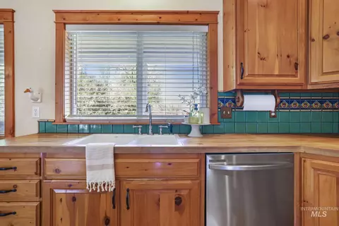 Kitchen - 2726 S 850 E, Hagerman, ID 83332 photo 3 of 5