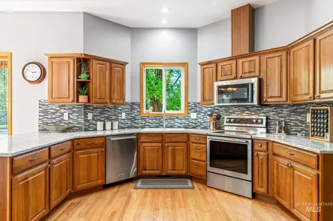 Kitchen - 2703 E Ridgedale Pl, Eagle, ID 83616 photo 3 of 6