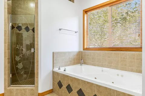 Bath - 2703 E Ridgedale Pl, Eagle, ID 83616 photo 4 of 8
