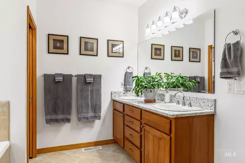 Bath - 2703 E Ridgedale Pl, Eagle, ID 83616 photo 2 of 8