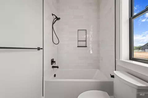 Bath - 24975 Ardmore Ct, Caldwell, ID 83607 photo 2 of 8