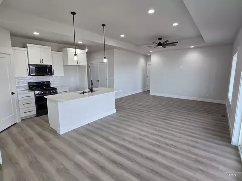 Living - 940 Quartz Rd, Kimberly, ID 83341 photo 2 of 2