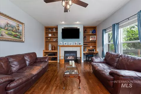 Living - 2612 Gladstone Ct, Eagle, ID 83616 photo 2 of 2