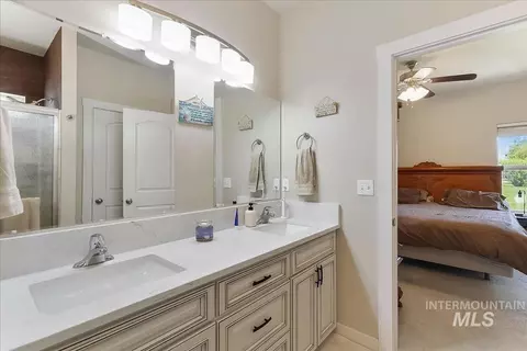 Bath - 723 E Willow St, Caldwell, ID 83605 photo 2 of 3