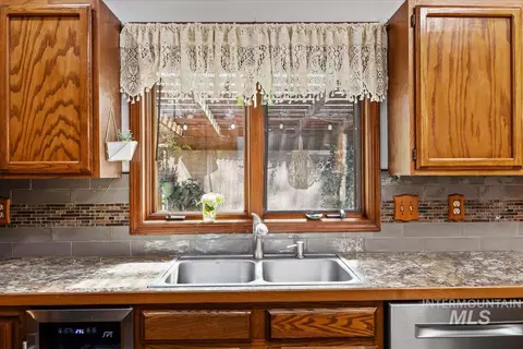 Kitchen - 956 Bitterroot Pl, Twin Falls, ID 83301 photo 4 of 5