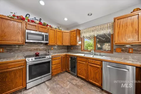 Kitchen - 956 Bitterroot Pl, Twin Falls, ID 83301 photo 2 of 5
