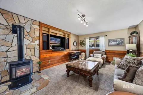 Living - 956 Bitterroot Pl, Twin Falls, ID 83301 photo 4 of 5