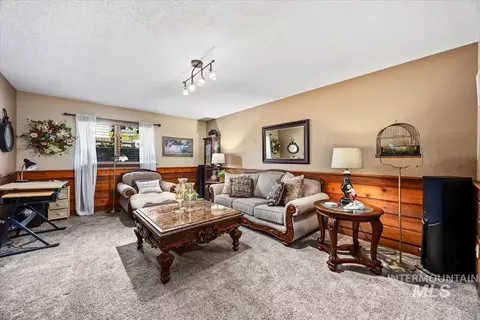 Living - 956 Bitterroot Pl, Twin Falls, ID 83301 photo 3 of 5