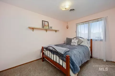 Bedroom - 956 Bitterroot Pl, Twin Falls, ID 83301 photo 4 of 5