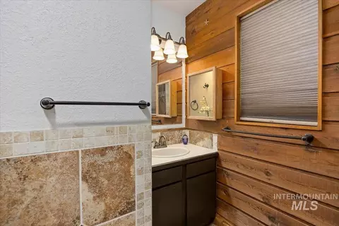 Bath - 956 Bitterroot Pl, Twin Falls, ID 83301 photo 1 of 3