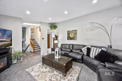 Living - 956 Bitterroot Pl, Twin Falls, ID 83301 photo 2 of 5