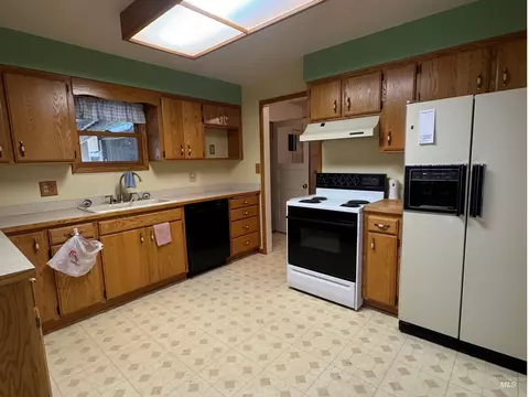Kitchen - 1937 E 4th Ave, Twin Falls, ID 83301 photo 1 of 4