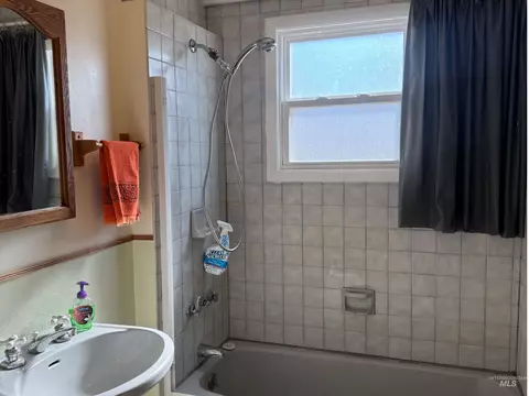 Bath - 1937 E 4th Ave, Twin Falls, ID 83301 photo 1 of 2